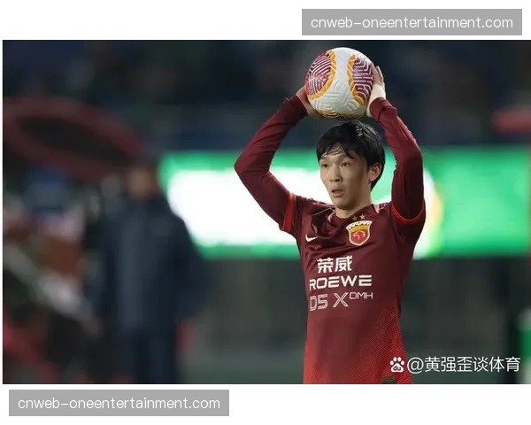 比赛花絮:看台上,一位小球迷举牌祝福重伤康复的球员,引发全场掌声